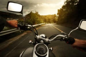motociclista en un Tampa carretera