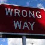 señal de camino equivocado