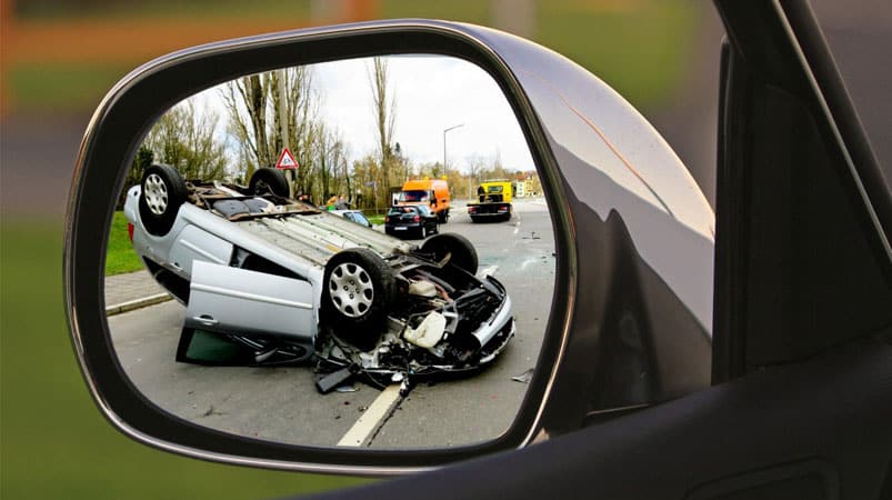 aprenda lo que no debe hacer después de un accidente automovilístico como este
