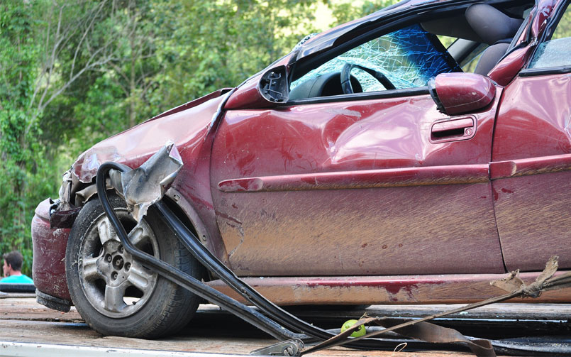 Coche dañado en un accidente. Aprenda cómo saber si tiene un caso de accidente automovilístico.