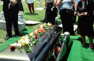 Entierro fúnebre: luto por las personas perdidas por muerte injusta en un accidente por conducir ebrio.