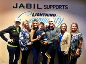 Tampa El héroe comunitario de Bay Lightning, Marcus Fernandez, con los beneficiarios de las subvenciones