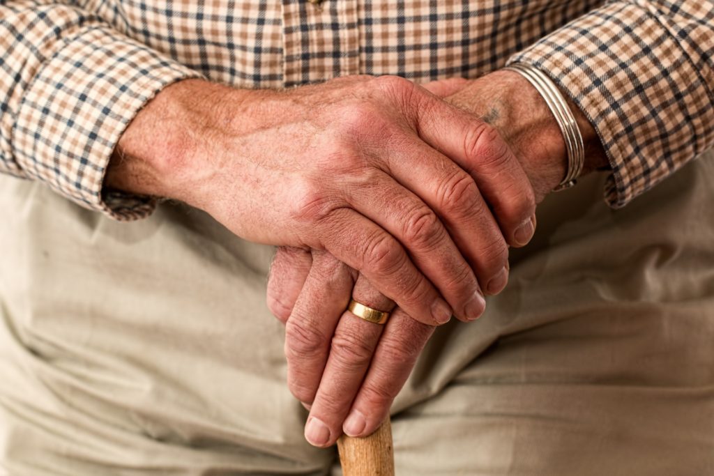Resbalones y caídas en hogares de ancianos