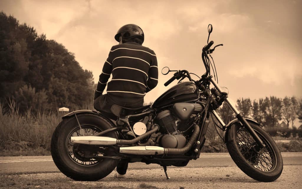 Hombre en motocicleta con casco por seguridad.