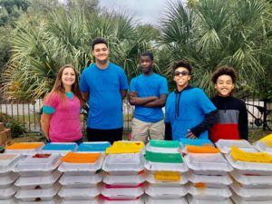 niños pequeños se ofrecen como voluntarios en 100 comidas Tampa bahía