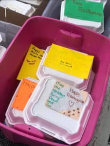 nota personal que adorna las cajas de alimentos que se distribuirán en 100 comidas Tampa bahía en acción de gracias