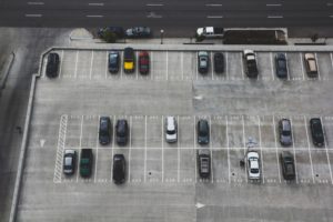 Vista aérea de un estacionamiento