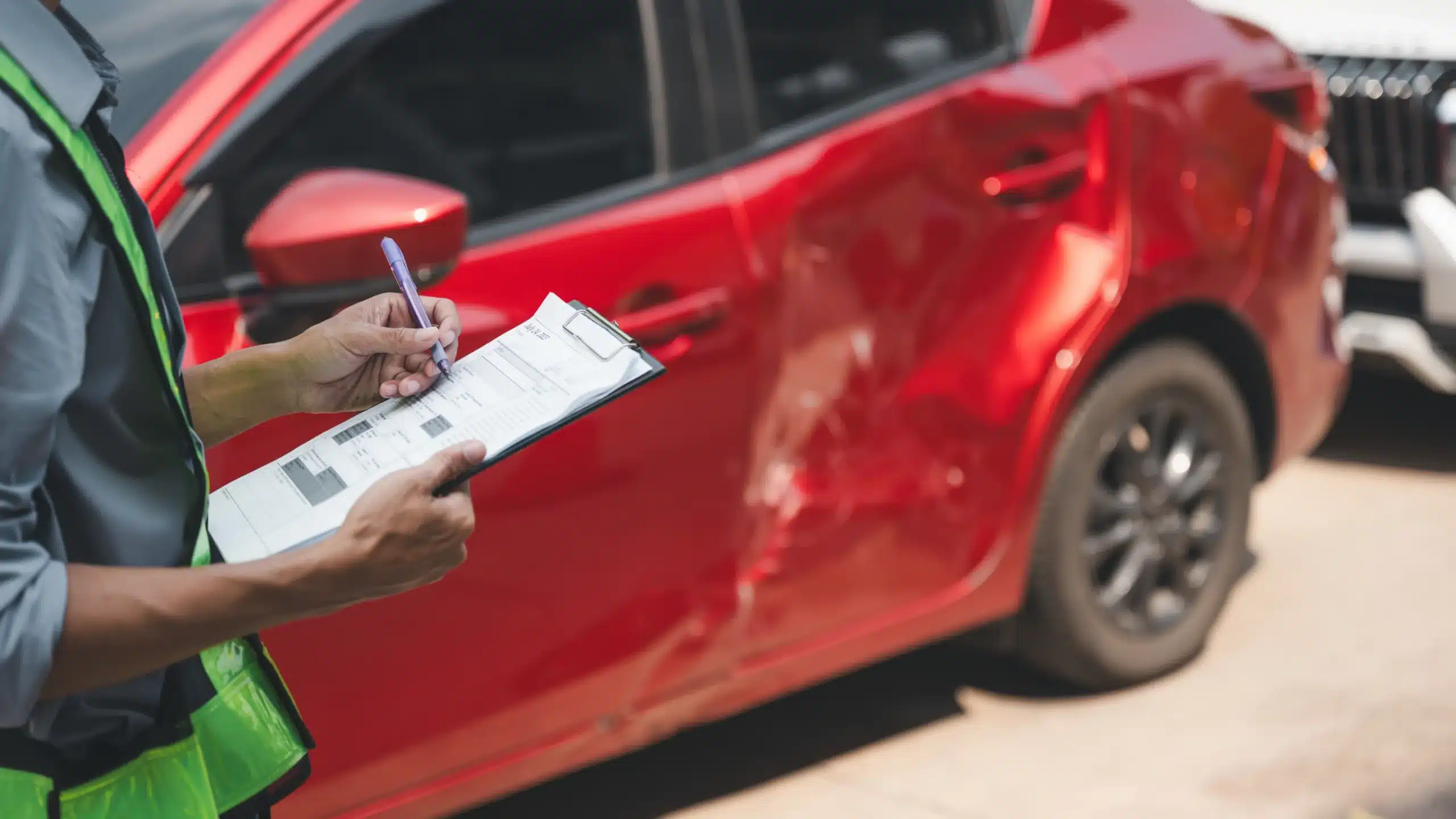 Los peritos de seguros de las compañías aseguradoras realizan una revisión de la documentación del seguro del automóvil dañado.
