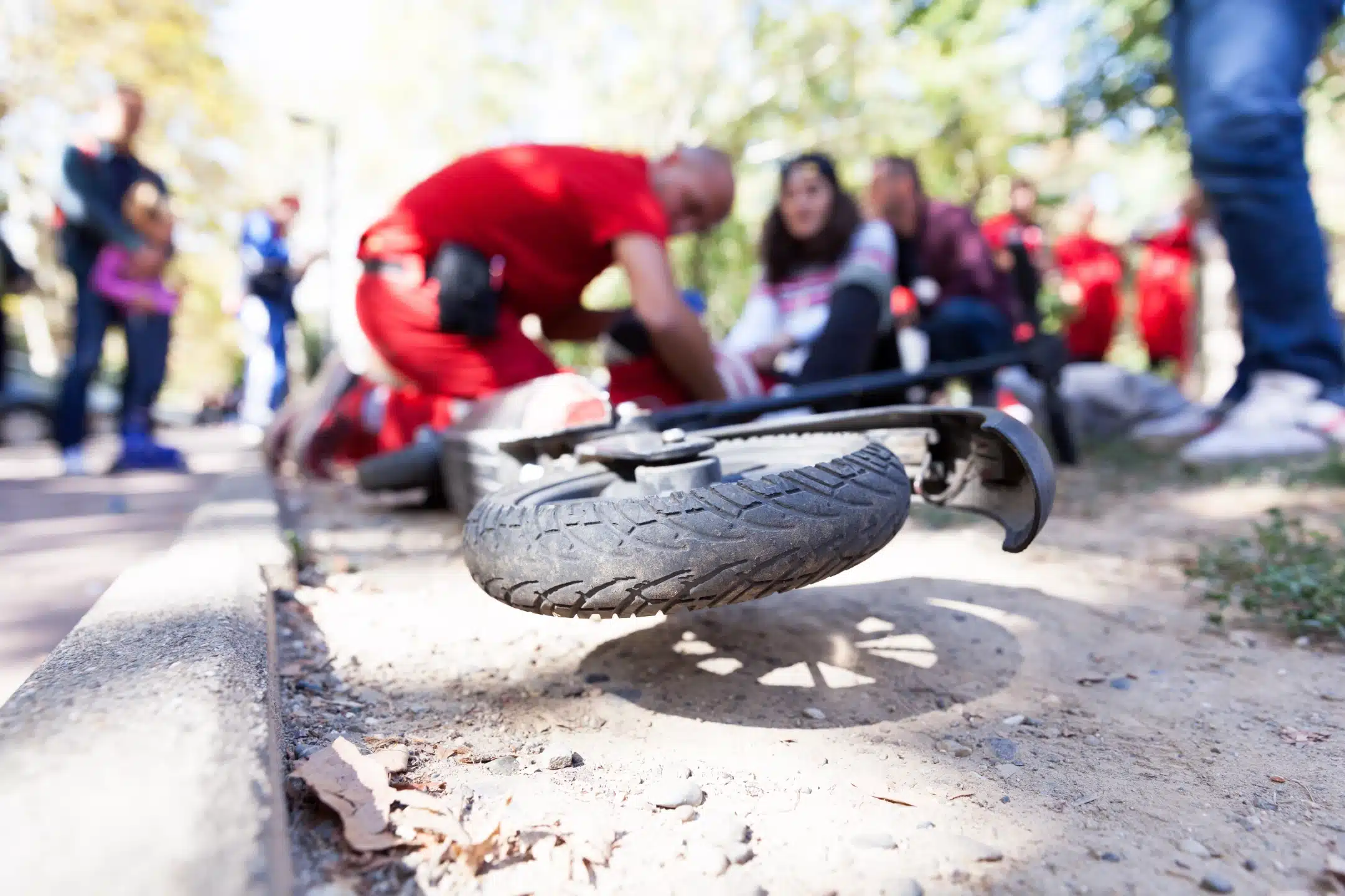 Víctima de accidente en patinete eléctrico recibe asistencia de paramédicos tras un grave accidente.